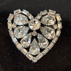 Vintage Weiss Heart Shaped 1950’s Rhinestone Silver Toned Brooch Signed